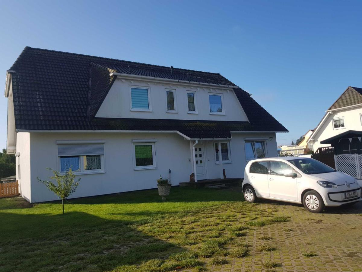 Lutow Ferienwohnung Am Teich מראה חיצוני תמונה