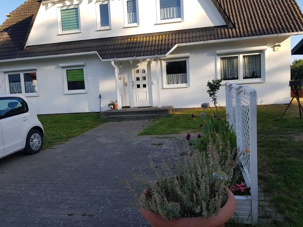 Lutow Ferienwohnung Am Teich מראה חיצוני תמונה
